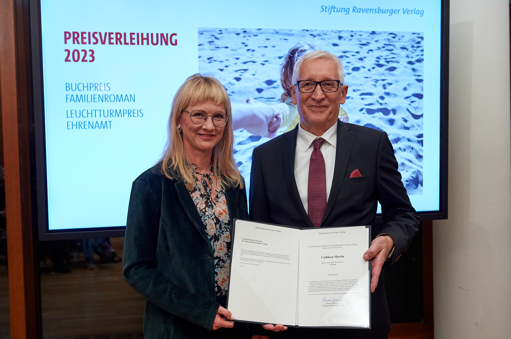 Cathleen Martin und Johannes Hauenstein bei der Übergabe der Urkunde des Leuchtturmpreises Ehrenamt 2023